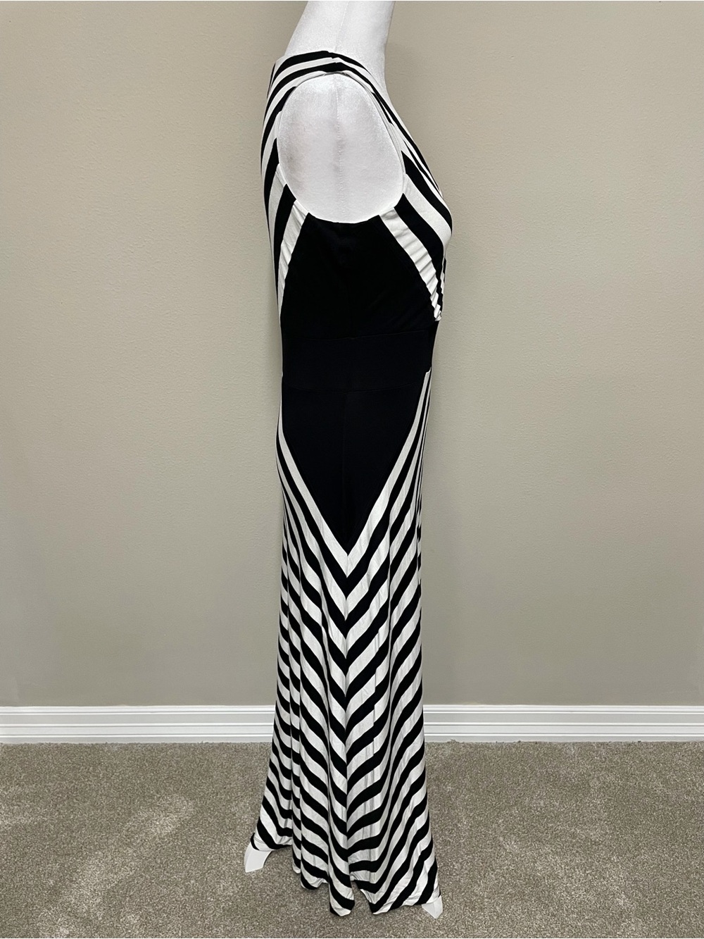Calvin Klein Black and White Chevron Stripe Maxi Dress Size 4 - Picture 7 of 16